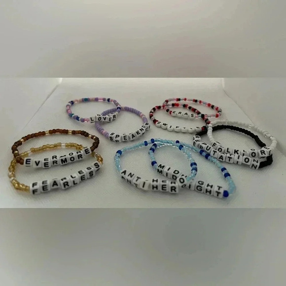 SET: Girls beaded bracelets. Taylor Swift on each bracelet. 11 bracelets. - Picture 13 of 13